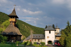 Hramul bisericii de lemn de la Mănăstirea Schitul Topolniței