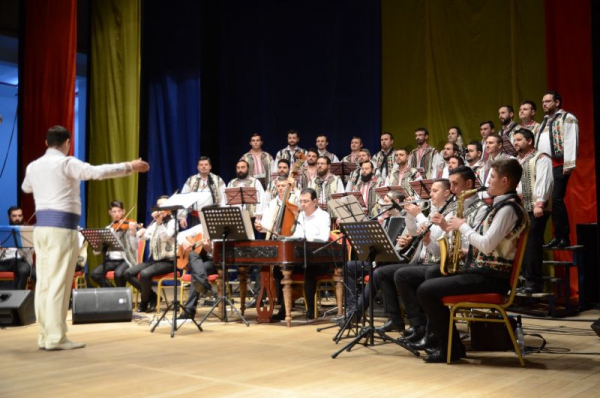 1 Decembrie - Program artistic susținut de Corul ”Kinonia” alături de Orchestra ”Lăutarii Mehedințiului”