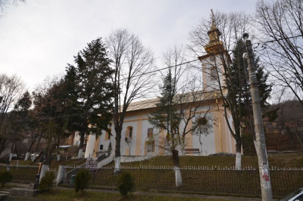 Slujire arhierească și concert de colinde la parohia Sfântul Nicolae - Orşova Sud