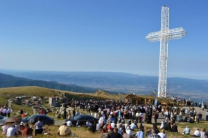 Ierarhul mehedințenilor participă la pelerinajul de pe Muntele Mic