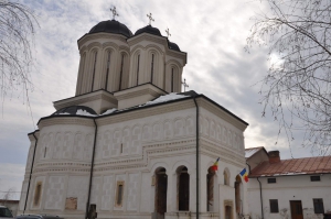 Prezență chiriarhală la Mănăstirea Gura Motrului de Întâmpinarea Domnului