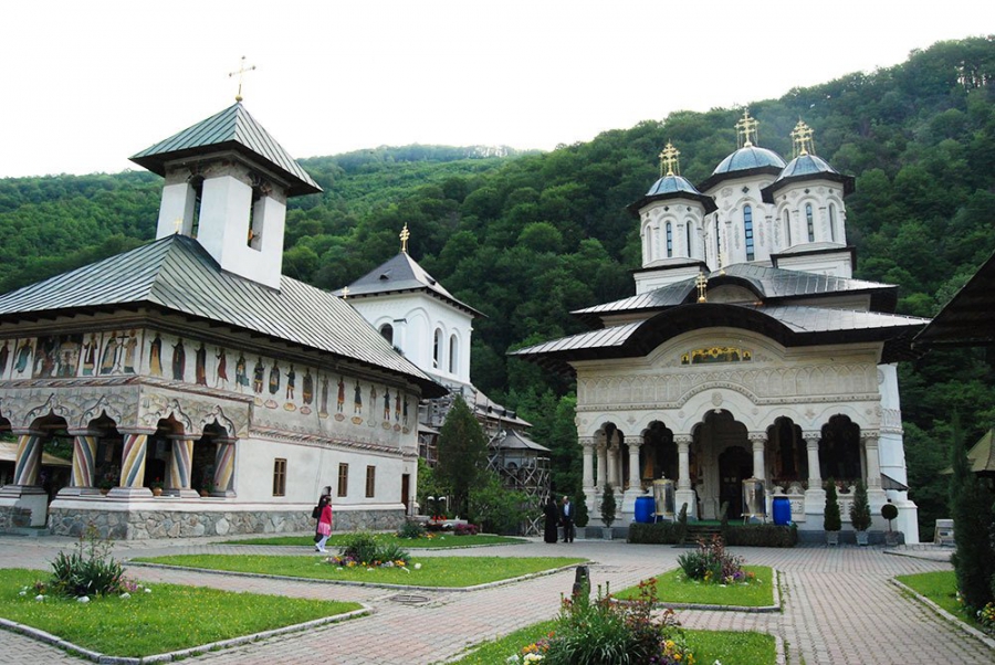 Arhiereii Mitropoliei Olteniei se întâlnesc la Mănăstirea Lainici în ziua prăznuirii Schimbării la Faţă a Mântuitorului