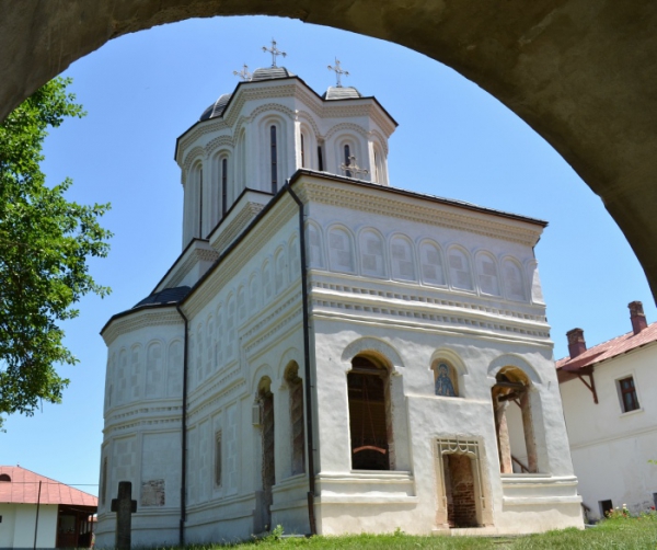 Prezenţă chiriarhală la Mănăstirea Gura Motrului