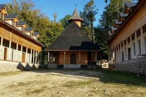 Liturghie arhierească la schitul „Buna Vestire” de la Tismana