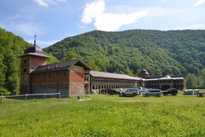 Slujbă arhierească la Mănăstirea Coşuştea-Crivelnic
