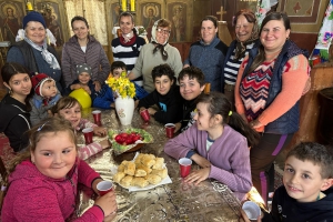 Atelier de creaţie despre darul vieţii şi atelier de încondeiere a ouălor desfăşurate de grupul de cateheză de la parohia Plopi