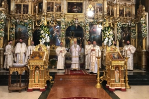 "Să ne rugăm după modelul Sfintei Parascheva" - Preasfinţitului Nicodim la Iaşi în duminica a XXI-a după Rusalii
