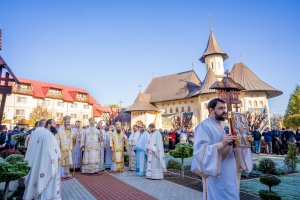 Duminica a XXIII-a după Rusalii - Preasfinţitul Nicodim a slujit la Mănăstirea Bogdăneşti din Arhiepiscopia Sucevei şi Rădăuţilor