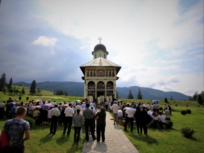 Preasfinţitul Nicodim a slujit la hramul Schitului Gura Izvorului din Episcopia Covasnei şi Harghitei
