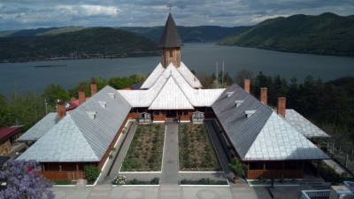 Liturghie arhierească și hirotonie de preot la Mănăstirea „Sfânta Ana” din Orșova