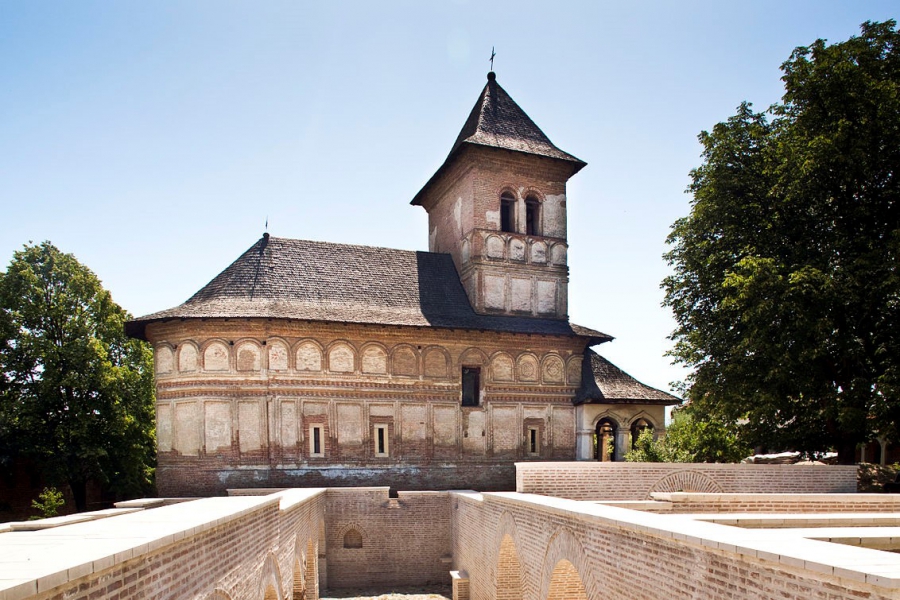 Sfânta Treime - Mănăstirea Strehaia la ceas de praznic