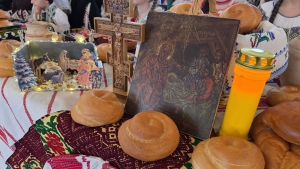 Tineri colindători pe scena Centrului Cultural „Sfântul Ioan Gură de Aur” la debutul festivalului de colinde „Crăciunul de ieri, Crăciunul de azi”, ediţia a XVII-a.