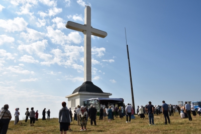 Slujbă arhierească la Crucea de pe dealul Chiciora cu ocazia praznicului Înălţării Sfintei Cruci