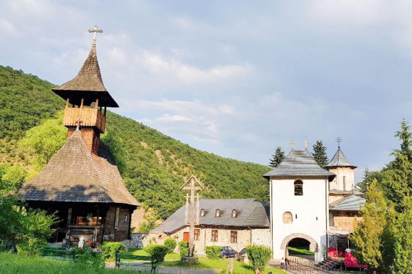 Joi, 29 august, este hramul Mănăstirii Topolniţa