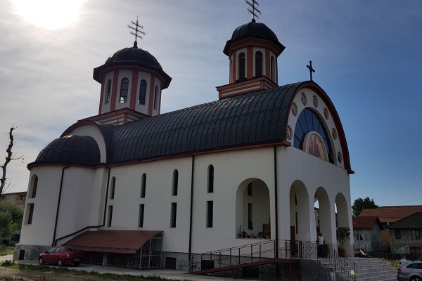 Sfânta și Dumnezeiasca Liturghie săvârșită de către Preasfințitul Părinte Episcop Nicodim la Biserica "Sfântul Ilie" din cartierul severinean "Crihala"