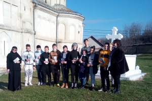 Ce știu despre localitatea mea - Elevi din clasa a VI-a de la Școala Gimnazială Cerneți au fost oaspeții Mânăstirii Sfânta Treime