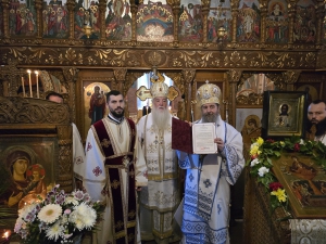 Izvorul Tămădurii - Doi ierarhi ai Bisericii Ortodoxe Române au slujit la Mănăstirea Gura Motrului