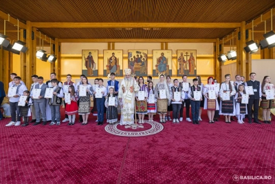 Grupul catehetic „Ucenicii Sfântului Ioan Gură de Aur” premiat de Patriarhul României, la hramul istoric al Catedralei Patriarhale din București