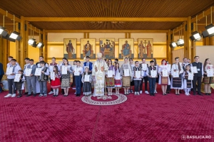 Grupul catehetic „Ucenicii Sfântului Ioan Gură de Aur” premiat de Patriarhul României, la hramul istoric al Catedralei Patriarhale din București