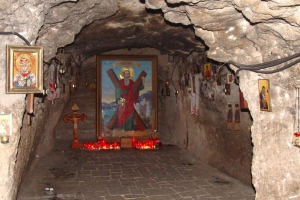 Preasfințitul Nicodim la hramul mănăstirii "Peștera Sfântului Apostol Andrei"