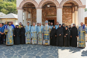 Preasfinţitul Nicodim a slujit la hramul mănăstirii Polovragi