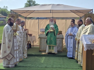 De praznicul Pogorârii Duhului Sfânt, Preasfințitul Părinte Nicodim a slujit la Mănăstirea Cerneți