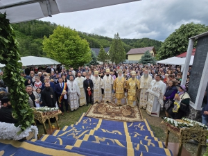 În Duminica a VI-a după Sfintele Paști, biserica parohiei Titerlești a îmbrăcat în veșminte noi