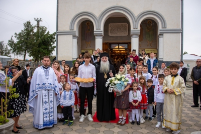 Biserica din cartierul severinean Schela Nouă şi-a serbat cu anticipaţie hramul
