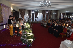 Tineri colindători pe scena Centrului Cultural Sfântul Ioan Gură de Aur, în prima zi a Festivalului de colinde "Crăciunul de ieri, Crăciunul de azi"