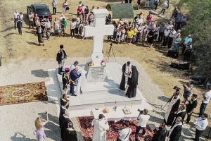 Liturghie arhierească săvârşită la troiţa ridicată în memoria lui Tudor Vladimirescu şi a pandurilor săi în comuna Cireşu