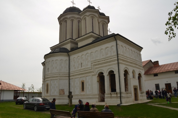 Prezenţă chiriarhală la Mănăstirea Gura Motrului