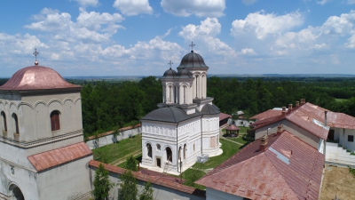 Doi arhierei în rugăciune la Mănăstirea Gura Motrului