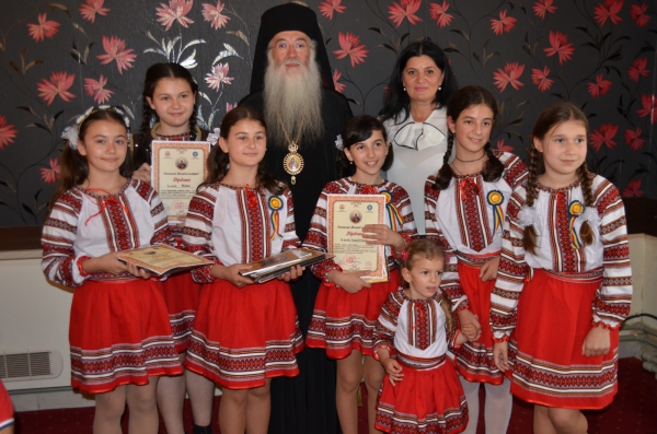 Episcopia Severinului și Strehaiei a premiat elevii care s-au remarcat la concursurile și competițiile școlare la disciplina religie în anul școlar 2018-2019
