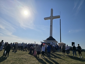 Slujbă arhierească la Crucea de pe Dealul Chiciora, comuna Godeanu, județul Mehedinți
