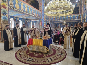 De praznicul Înălțării Domnului și Mântuitorului nostru Iisus Hristos Preasfințitul Părinte Nicodim a slujit în Catedrala Episcopală din Drobeta Turnu Severin
