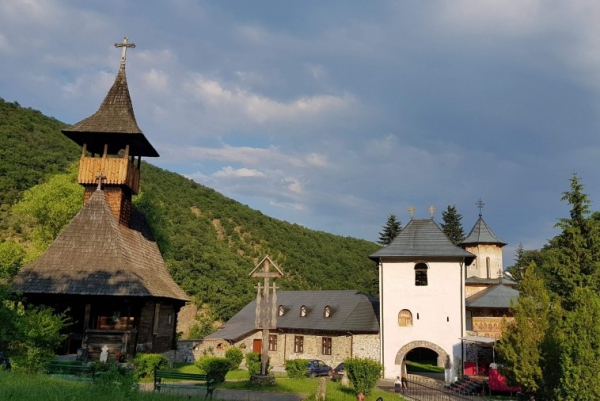 Hramul bisericii de lemn de la Mănăstirea Schitul Topolniței