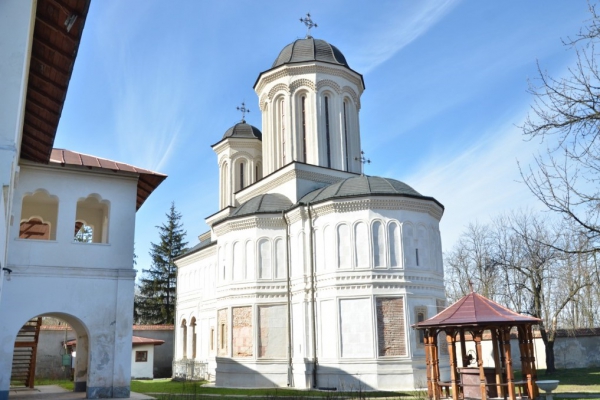 Prezenţă chiriarhală la Mănăstirea Gura Motrului de Întâmpinarea Domnului
