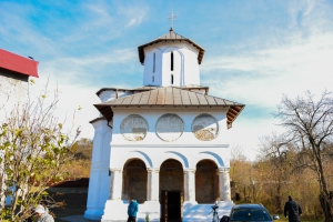 Slujbă de resfinţire şi Sfântă Liturghie la parohia Cerneți II din protopopiatul Drobeta