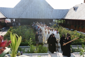 Mare praznic pentru Mănăstirea Sfânta Ana din Orşova. Trei arhierei au slujit la hramul sfântului lăcaş