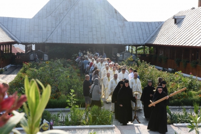 Mare praznic pentru Mănăstirea Sfânta Ana din Orşova. Trei arhierei au slujit la hramul sfântului lăcaş