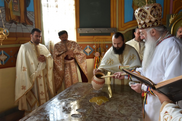 Biserica din Izvoarele-Mehedinți a fost resfințită