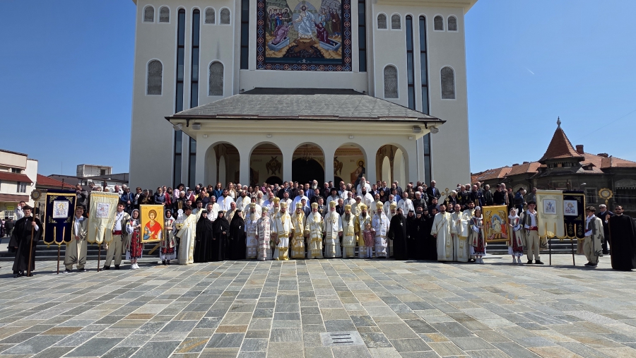 Sub semnul Învierii și al Sfântului Gheorghe - bucurie și lumină la hramul Catedralei Episcopale din Severin