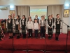 Tineri colindători pe scena Centrului Cultural „Sfântul Ioan Gură de Aur” la debutul festivalului de colinde „Crăciunul de ieri, Crăciunul de azi”, ediţia a XVI-a.