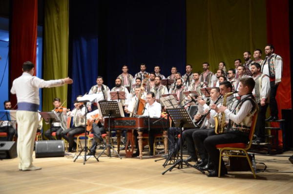 1 Decembrie - Program artistic susținut de Corul ”Kinonia” alături de Orchestra ”Lăutarii Mehedințiului”