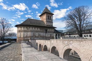 Sfântă Liturghie arhierească şi sfinţire de clopot la mănăstirea Strehaia