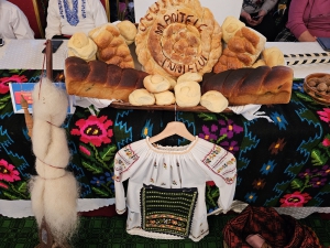 Tineri colindători pe scena Centrului Cultural „Sfântul Ioan Gură de Aur” la debutul festivalului de colinde „Crăciunul de ieri, Crăciunul de azi”, ediţia a XV-a.