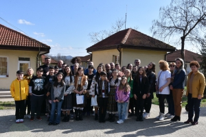 Activitate a tinerilor din grupa de cateheză a parohiei Calea Târgu Jiului în cadrul Concursul Naţional Catehetic „Tinerii şi vârstnicii să laude numele Domnului”