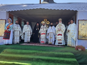 Trei arhierei au slujit la Ciumarca satului Godeanu pe dealul Chiciora, Horebul mehedinţenilor