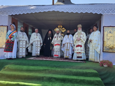 Trei arhierei au slujit la Ciumarca satului Godeanu pe dealul Chiciora, Horebul mehedinţenilor