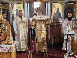 Liturghie arhierească și instalare de preot în Parohia Halânga din Episcopia Severinului și Strehaiei